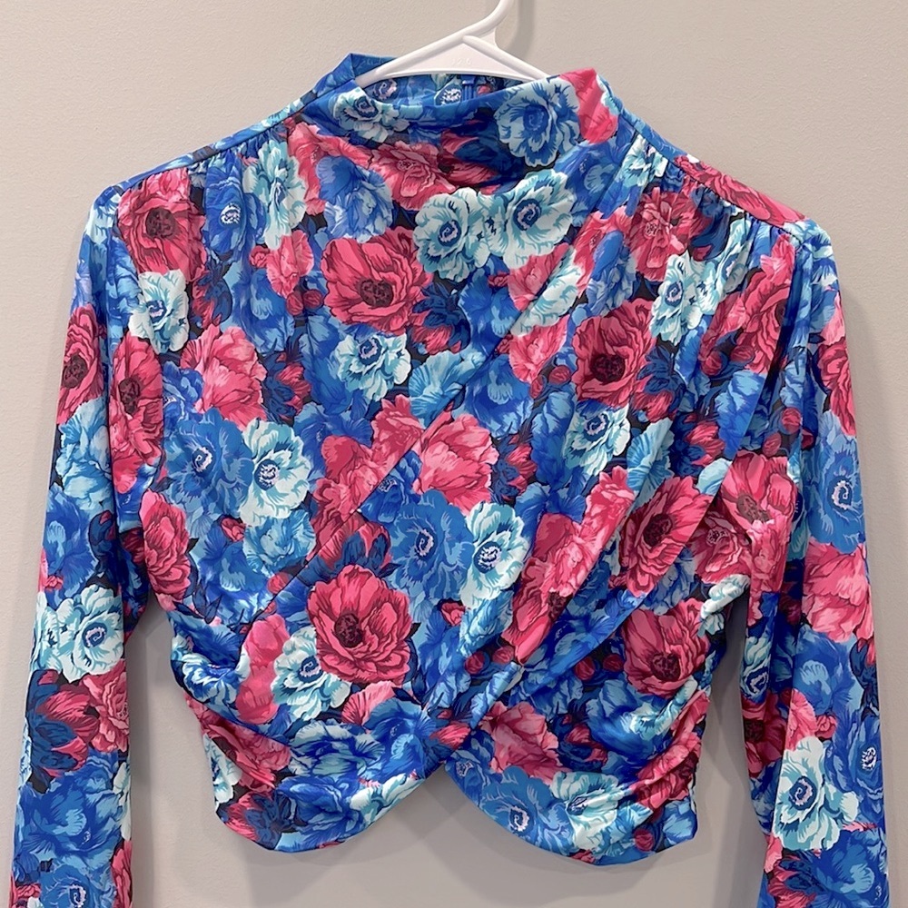 Lovers+Friends🩷 Hot Pink&Blue Floral LongSleeve Draped Mock Turtleneck CropTop M - Picture 2 of 10